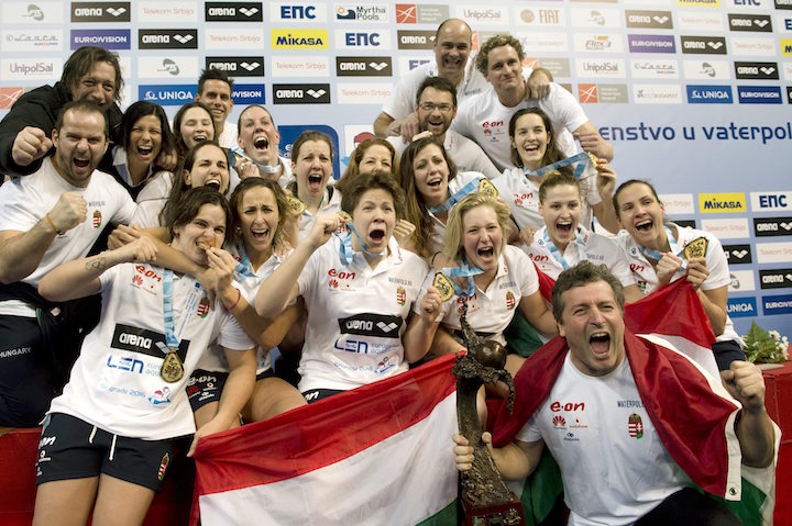  A magyar csapat örül a győzelemnek női vízilabda Európa-bajnokság Magyarország - Hollandia döntőjének végén Belgrádban 2016. január 22-én. A magyar válogatott 9-7-re győzött, ezzel aranyérmes lett és olimpiai kvótát szerzett. MTI Fotó: Koszticsák Szilárd