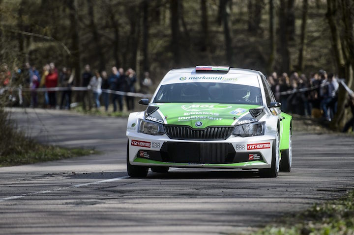  Herczig Norbert és Igor Bacigal, a Herczig Autósport Kft. - Škoda Rally Team Hungaria versenyzői haladnak Škoda Fabia R5 típusú versenyautójukkal a 11. Eger-rali gyorsasági szakaszán a Heves megyei Szarvaskő közelében 2016. április 3-án. A címvédő páros nyerte a hétvégi Eger-ralit, a nyolcfutamosra tervezett országos bajnokság idénynyitó versenyét. MTI Fotó: Komka Péter