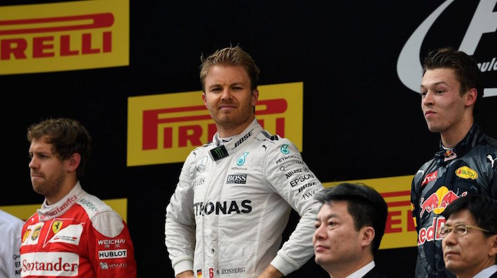 Vettel, Rosberg és Kvijat a dobogón. Fotó: formula1.com