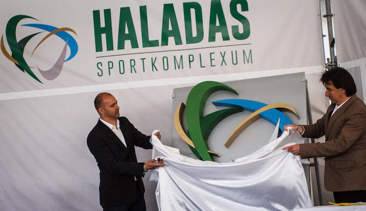 Király Gábor és Illés Béla leplezte le a sportkomplexum logóját. Fotó: Vágvölgyi Bálint/nyugat.hu