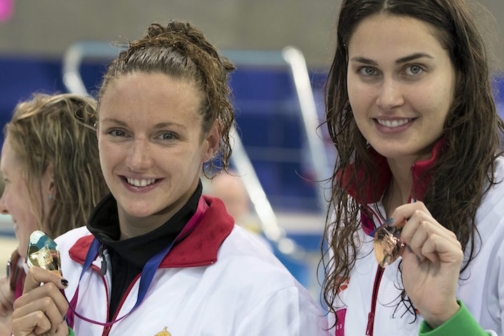London, 2016. május 16. Az aranyérmes Hosszú Katinka (b) és a bronzérmes Jakabos Zsuzsanna a 400 méteres vegyes úszás eredményhirdetésén a 32. úszó, műugró és szinkronúszó Európa-bajnokságon a London Aquatics Centerben 2016. május 16-án. MTI Fotó: Kovács Anikó