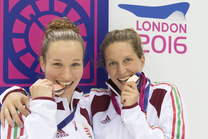  Reisinger Zsófia (b) és Kormos Villő, a női szinkrontoronyugró szám bronzérmesei a dobogón a 32. úszó, műugró és szinkronúszó Európa-bajnokságon a London Aquatics Centerben 2016. május 10-én. MTI Fotó: Kovács Anikó