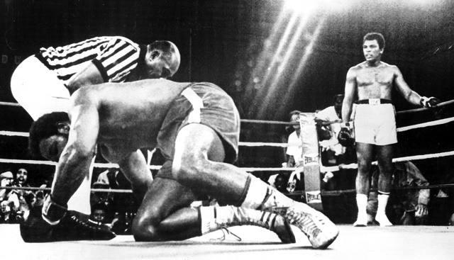 George Formanre rászámolnak a Muhammad Ali elleni mérkőzésén 1974. október 30-án Phoenixben. Fotó: dpa