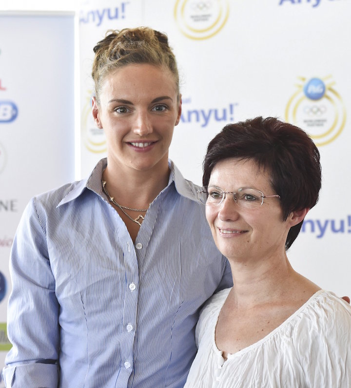 Hosszú Katinka a "Köszi, Anyu!" kampány idei nagykövete, mellette édesanyja Bakos Barbara. MTI Fotó: Illyés Tibor
