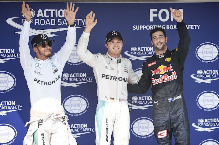  Az időmérőn első helyet szerző Nico Rosberg, a Mercedes csapat német versenyzője (k), csapattársa, a második helyen végzett világbajnoki címvédő Lewis Hamilton (b), és a harmadik helyezett Daniel Ricciardo, a Red Bull csapat ausztrál versenyzője (j) a mogyoródi Hungaroringen 2016. július 23-án. MTI Fotó: Marjai János