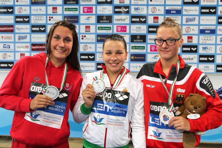 A győztes Késely Ajna, az ezüstérmes Tamila Hryhorivna Holub (portugál) és a bronzérmes Lea Boy (német) között. Fotó: Szaka József/MÚSZ