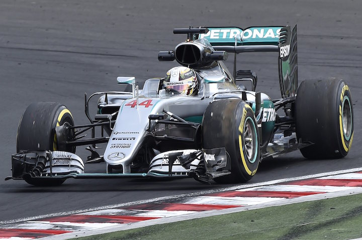 Mogyoród, 2016. július 22. A világbajnoki címvédő Lewis Hamilton, a Mercedes csapat brit versenyzője a boxutca felé tart megrongálódott autójával, miután kicsúszott a pályáról a Forma-1-es Magyar Nagydíj második szabadedzésén a mogyoródi Hungaroringen 2016. július 22-én. MTI Fotó: Kovács Tamás