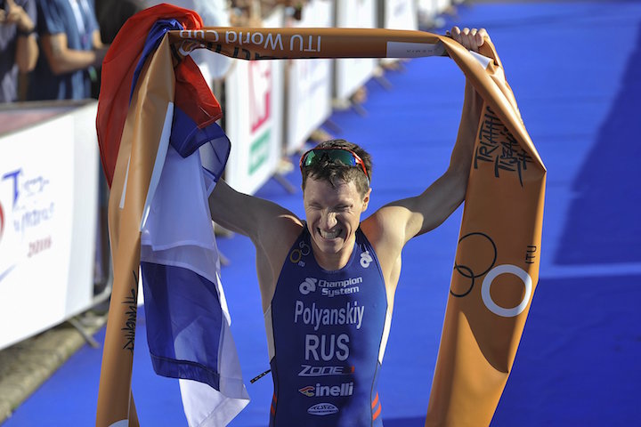  A győztes orosz Dmitrij Poljanszkij a célban a célban a 20. TVK ITU triatlon világkupafutam férfi versenyének döntőjében 2016. július 10-én. MTI Fotó: Czeglédi Zsolt