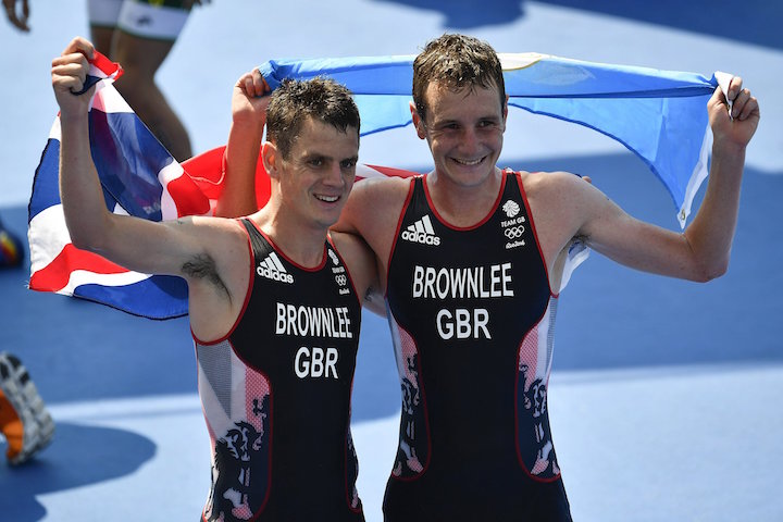 Rio de Janeiro, 2016. augusztus 18. A győztes brit Alistair Brownlee (j) és a második helyen végzett fivére, Jonathan a Rio de Janeiró-i nyári olimpia férfi triatlonversenyében a Copacabana Erődnél 2016. augusztus 18-án. MTI Fotó: Czeglédi Zsolt