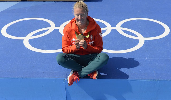  A címvédő Kozák Danuta aranyérmével a női kajak egyesek 500 méteres versenyének eredményhirdetése után. MTI Fotó: Kovács Tamás