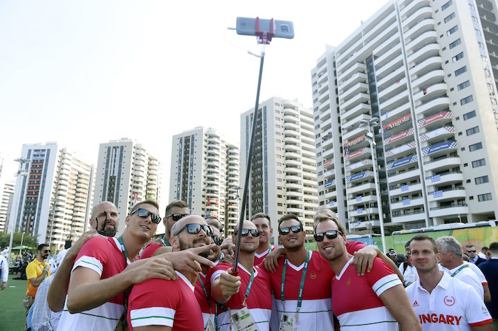 A magyar vízilabda-válogatott fényképezkedik a Rio de Janeiró-i olimpiai faluban 2016. augusztus 4-én, egy nappal a riói nyári olimpia kezdete előtt. MTI Fotó: Kovács Tamás