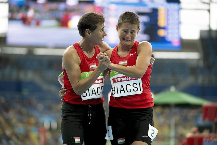 Rio de Janeiro, 2016. szeptember 16. Az ezüstérmes Biacsi Ilona (b) és testvére, Biacsi Bernadett a riói paralimpia 1500 méteres futás versenyszám T20 kategória döntője után az Olimpiai Stadionban 2016. szeptember 16-án. MTI Fotó: Koszticsák Szilárd