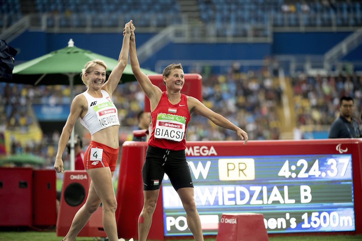 Rio de Janeiro, 2016. szeptember 16. Az ezüstérmes Biacsi Ilona (j) és az aranyérmes lengyel Barbara Niewiedzial a riói paralimpia 1500 méteres futás versenyszám T20 kategória döntője után az Olimpiai Stadionban 2016. szeptember 16-án. MTI Fotó: Koszticsák Szilárd