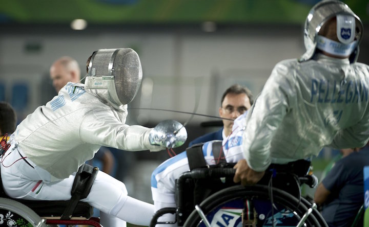 Rio de Janeiro, 2016. szeptember 12. Osváth Richárd (b) és az olasz Alberto Pellegrini vív a riói paralimpia kard A kategória csoportmérkőzésén a Rio de Janeiró-i 2-es Karióka Arénában 2016. szeptember 12-én. Osváth negyeddöntős lett. MTI Fotó: Koszticsák Szilárd