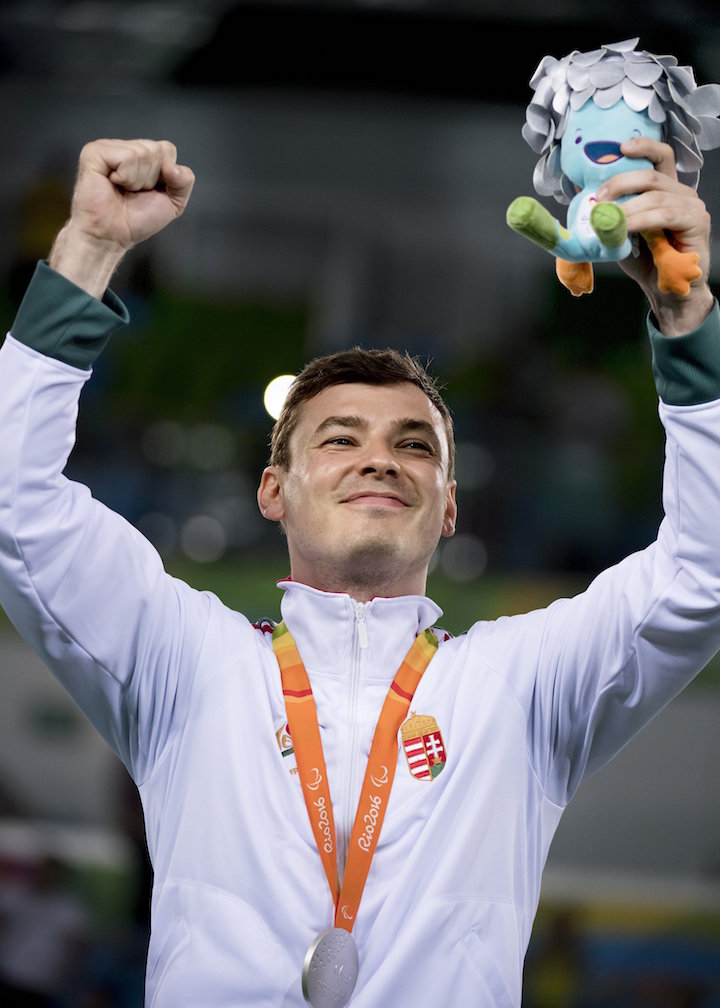 Rio de Janeiro, 2016. szeptember 12. Az ezüstérmes Osváth Richárd a riói paralimpia kard A kategória eredményhirdetésén a Rio de Janeiró-i 2-es Karióka Arénában 2016. szeptember 12-én. MTI Fotó: Koszticsák Szilárd