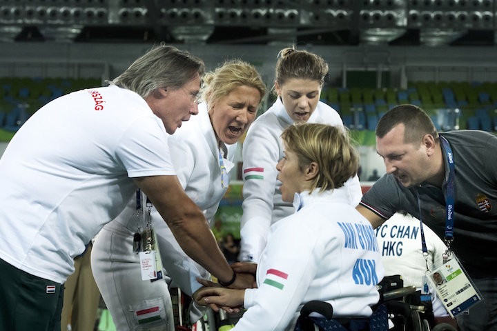  Krajnyák Zsuzsanna (b2), Veres Amarilla (j2) és Dani Gyöngyi (j) a kerekesszékes vívók női párbajtőr csapatversenyében a riói paralimpián. MTI Fotó: Koszticsák Szilárd