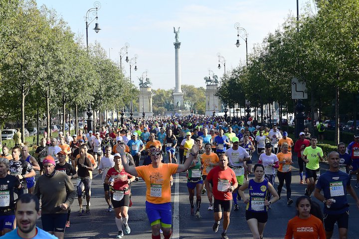 Budapest, 2016. október 9. A 31. Spar Budapest Maraton résztvevői futnak az Andrássy úton 2016. október 9-én. MTI Fotó: Kovács Tamás