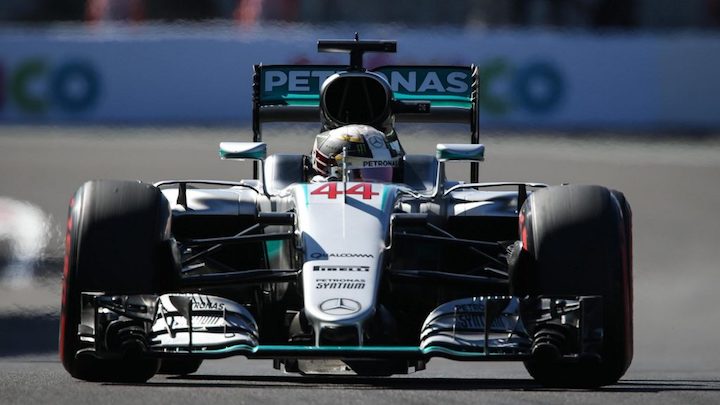 Lewis Hamilton nyert Nico Rosberg előtt, így a címvédő 19 pontra csökkentette hátrányát csapattársával szemben