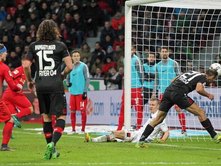 Willi Orban fejese után Ömer Toprak már csak a gólvonalon túl stukkolt bele a labdába. Fotók: kicker.de