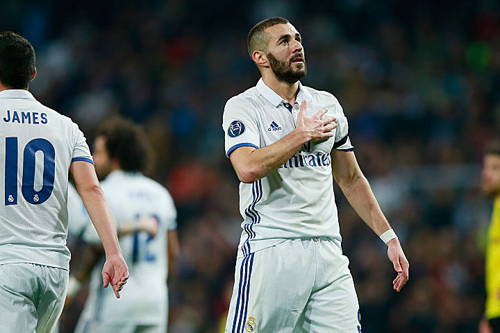 MADRID, SPAIN - DECEMBER 07: Karim Benzema of Real Madrid celebrates scoring his sides first goal during the UEFA Champions League Group F match between Real Madrid CF and Borussia Dortmund at the Bernabeu on December 7, 2016 in Madrid, Spain. (Photo by Gonzalo Arroyo Moreno/Getty Images)
