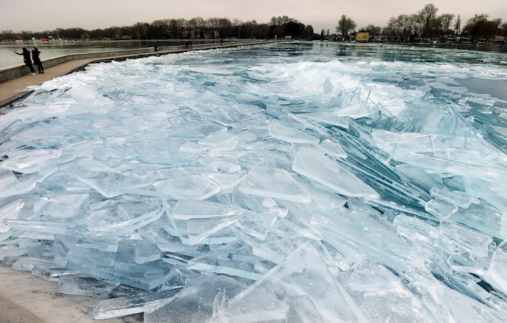 Siófok, 2017. január 4. Feltorlódott jégtáblák a siófoki mólónál 2017. január 4-én. MTI Fotó: Máthé Zoltán