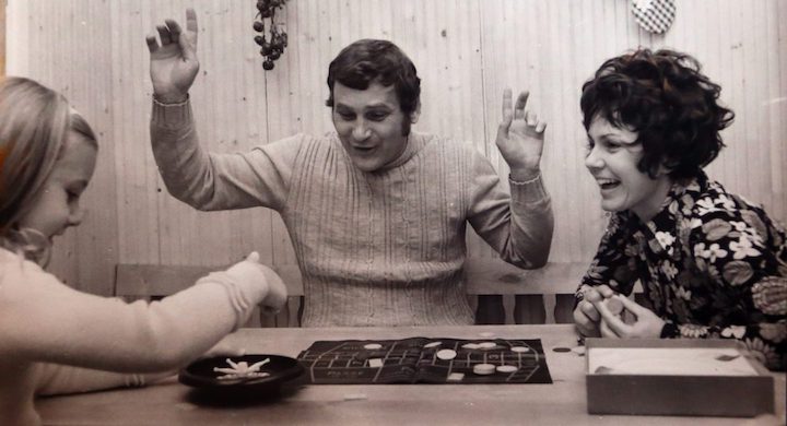 Családi társasjáték Tichyéknél a hetvenes években Krisztikével és Lehoczky Zsuzsával. 