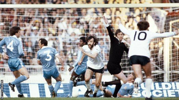 Az 1981-es finálé újrajátszott mérkőzésén az argentin Ricky Villa két gólt szerzett