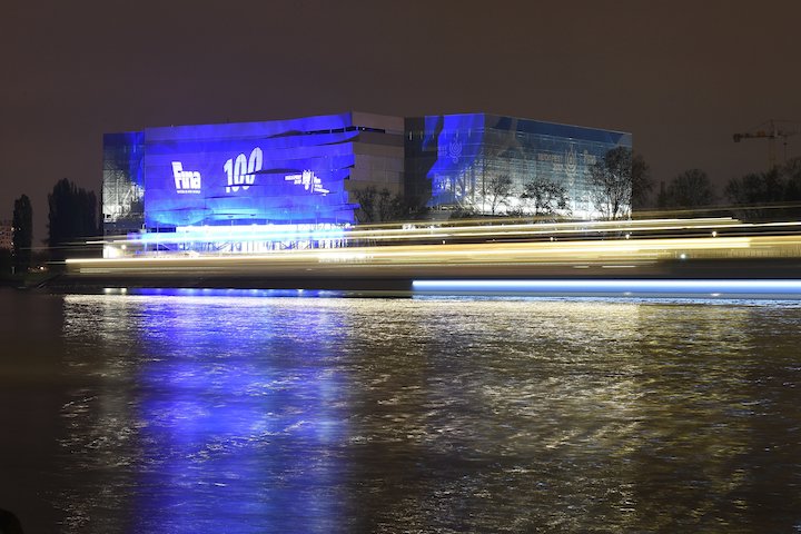 Budapest, 2017. április 5. A 2017-es vizes világbajnokság központi budapesti létesítménye, a Dagály Úszóaréna díszkivilágításban 2017. április 5-én. Száz nap van hátra a 17. FINA Világbajnokság kezdetéig, ezt jeleníti meg a kivilágítás. MTI Fotó: Kovács Tamás