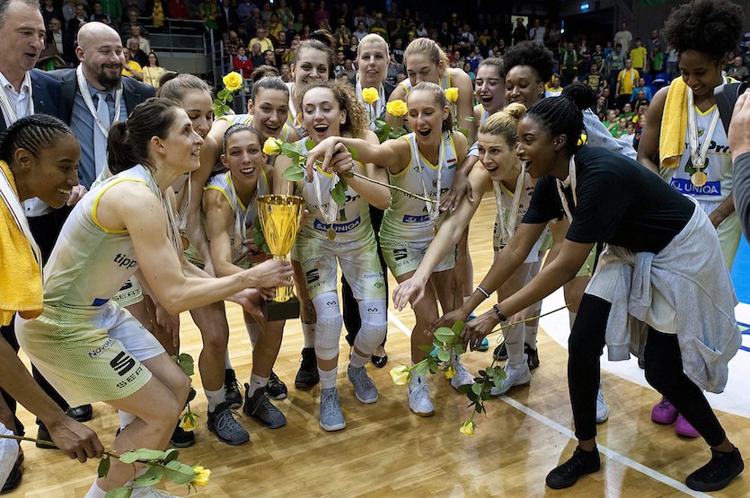 Sopron, 2017. május 4. Az UNIQA Sopron női kosárlabdacsapata, miután az NB I döntőjének negyedik mérkőzésén legyőzte a Szekszárdot, így 3-1-re megnyerte a párharcot a Novomatic Arénában 2017. május 4-én. A Sopron ezzel megszerezte 11. bajnoki címét. MTI Fotó: Krizsán Csaba