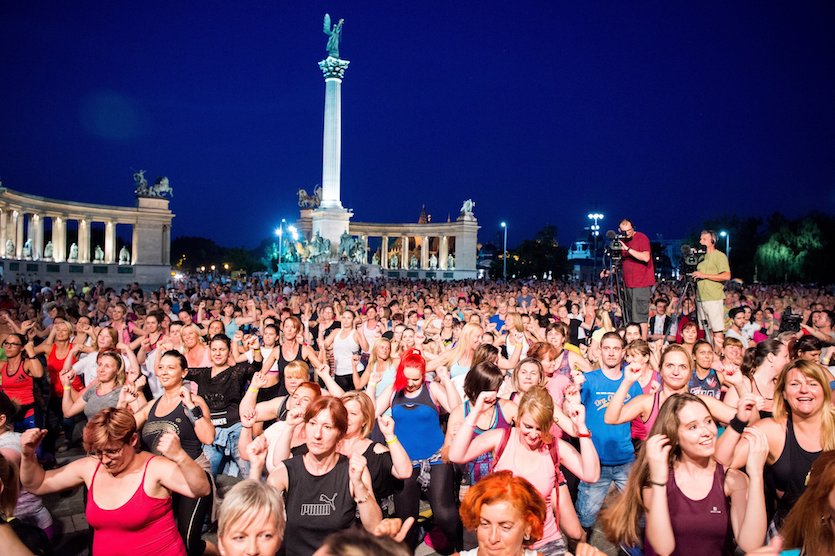 Budapest, 2017. június 23. Résztvevők zumbáznak az Olimpia Éjszakája elnevezésű rendezvényen Budapesten, a Hősök terén 2017. június 23-án. MTI Fotó: Balogh Zoltán