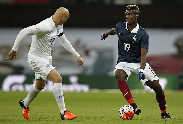 France's midfielder Paul Pogba (R) vies against England's midfielder Jonjo Shelvey during the friendly football match between England and France at Wembley Stadium in west London on November 17, 2015. AFP PHOTO / ADRIAN DENNIS NOT FOR MARKETING OR ADVERTISING USE / RESTRICTED TO EDITORIAL USE / AFP PHOTO / ADRIAN DENNIS
