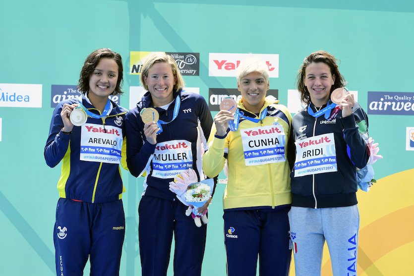 Balatonfüred, 2017. július 16. Az aranyérmes francia Aurelie Muller (b2), az ezüstérmes ecuadori Samantha Arevalo (b), valamint a holtversenyben bronzérmes brazil Ana Marcela Cunha (j2) és az olasz Arianna Bridi (j) a 17. vizes világbajnokság női, 10 kilométeres nyíltvízi úszás versenyszámának eredményhirdetésén Balatonfüreden 2017. július 16-án. MTI Fotó: Szigetváry Zsolt