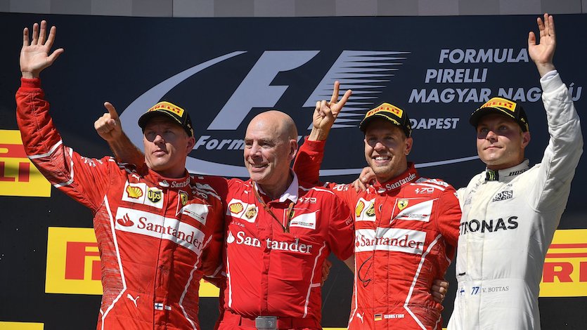 Mogyoród, 2017. július 30. A győztes Sebastian Vettel, a Ferrari német versenyzője (j2), a második helyezett csapattársa, a finn Kimi Räikkönen (b) és a harmadik helyezett Valtteri Bottas, a Mercedes finn versenyzője (j), valamint Jock Clear, a Ferrari főmérnöke a Forma-1-es Magyar Nagydíj eredményhirdetésén a mogyoródi Hungaroringen 2017. július 30-án. MTI Fotó: Czeglédi Zsolt
