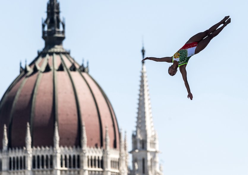 Budapest, 2017. július 29. A későbbi második helyezett Adriana Jiménez a 17. vizes világbajnokság női óriás-toronyugrás döntőjében a Batthyány térnél 2017. július 29-én. MTI Fotó: Szigetváry Zsolt