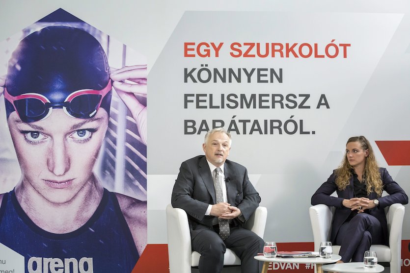 Budapest, 2017. július 3. Hernádi Zsolt, a MOL elnök-vezérigazgatója és Hosszú Katinka 2017. július 3-án egy budapesti sajtóbeszélgetésen, amelyen bejelentették, hogy a háromszoros olimpiai bajnok úszó csatlakozott a MOL Csapathoz. MTI Fotó: Mohai Balázs
