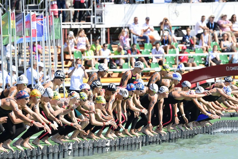 Balatonfüred, 2017. július 19. A rajtolnak a versenyzők a női 5 kilométeres nyíltvízi úszás versenyszámának döntőjében Balatonfüreden 2017. július 19-én. Középen Novoszáth Melinda 36-os, mögötte Juhász Janka 42-es rajtszámmal. MTI Fotó: Szigetváry Zsolt
