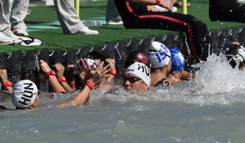 Balatonfüred, 2017. július 20. Juhász Janka (b) és Rasovszky Kristóf, a harmadik magyar versenyző vált az 5 kilométeres nyíltvízi úszás csapatversenyén Balatonfüreden 2017. július 20-án. MTI Fotó: Szigetváry Zsolt