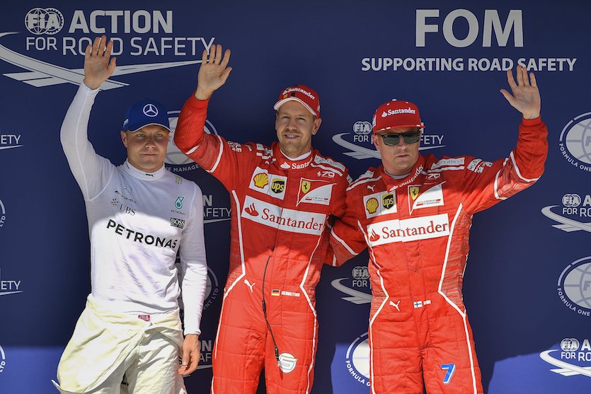 Mogyoród, 2017. július 29. Az időmérőn első helyen végzett Sebastian Vettel, a Ferrari német versenyzője (k), mellette a második, csapattársa, a finn Kimi Räikkönen (j) és a harmadik rajtkockából startoló Valtteri Bottas, a Mercedes finn versenyzője a Forma-1-es Magyar Nagydíj időmérő edzése után a mogyoródi Hungaroringen 2017. július 29-én. MTI Fotó: Czeglédi Zsolt