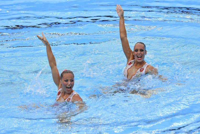 Budapest, 2017. július 14. Schwarcz Dóra Anett (b) és Kiss Szofi a 17. vizes világbajnokság szinkronúszásának páros technikai selejtezőjében a Városligetben 2017. július 14-én. MTI Fotó: Czeglédi Zsolt