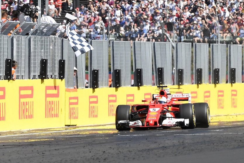 Mogyoród, 2017. július 30. A győztes Sebastian Vettel, a Ferrari német versenyzője a célba érkezés után a Forma-1-es Magyar Nagydíj futamán a mogyoródi Hungaroringen 2017. július 30-án. MTI Fotó: Koszticsák Szilárd