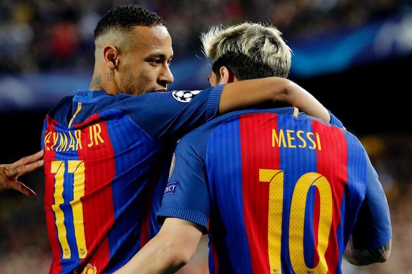Barcelona's Argentinian forward Lionel Messi (R) celebrates a goal with Barcelona's Brazilian forward Neymar during the UEFA Champions League football match FC Barcelona vs Manchester City at the Camp Nou stadium in Barcelona on October 19, 2016. / AFP PHOTO / PAU BARRENA
