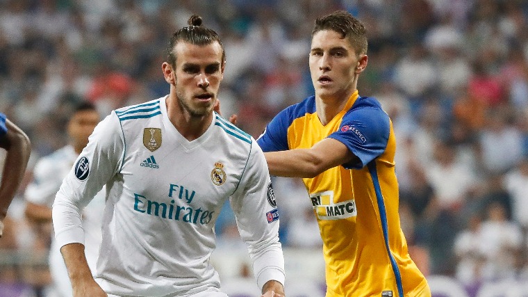 Gareth Bale és Sallai Roland. Fotó: EPA/Juanjo Martin