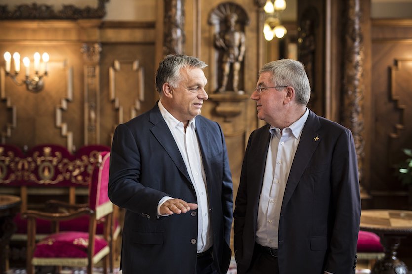 Budapest, 2017. szeptember 3. A Miniszterelnöki Sajtóiroda által közzétett képen Orbán Viktor miniszterelnök (b) és Thomas Bach, a Nemzetközi Olimpiai Bizottság (NOB) elnöke találkozója az Országházban 2017. szeptember 3-án. MTI Fotó: Miniszterelnöki Sajtóiroda / Szecsődi Balázs