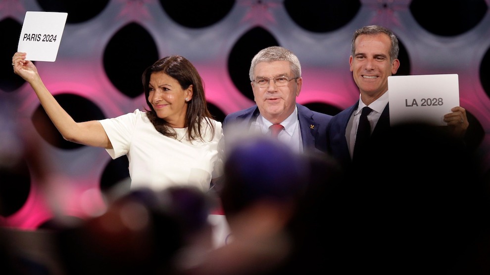 Thomas Bach, a Nemzetközi Olimpiai Bizottság elnöke, valamint Anne Hidalgo párizsi és Eric Garrett Los Angeles-i polgármester. Fotó: Martin Mejia / AP